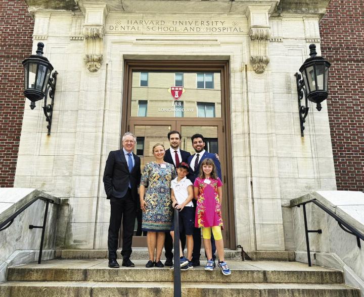 Ulrike Kuchler (2. v.l.) mit ihren Kindern Theo (8) und Lilly (10) vor der Universität in Harvard, dem Rektor der zahnmedizinischen Fakultät William Giannobile (links). Die beiden ehemaligen Studenten Balazs Feher und Samuel Akhondi (hinten) erhielten ein Stipendium an der Harvard School of Dental Medicine. Foto: Privat