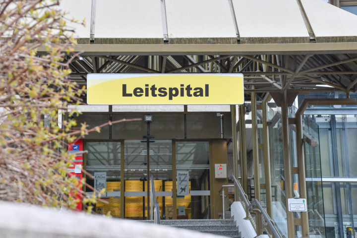 Rottenmann soll zum neuen Leitspital werden  mit Orthopädie und Traumatologie, ambulanter Kinderversorgung und Hospizbetten als zentralen Erweiterungen. Ein Schild sei zuwenig, heißt es vonseiten der SPÖ. Foto: Ennstaler