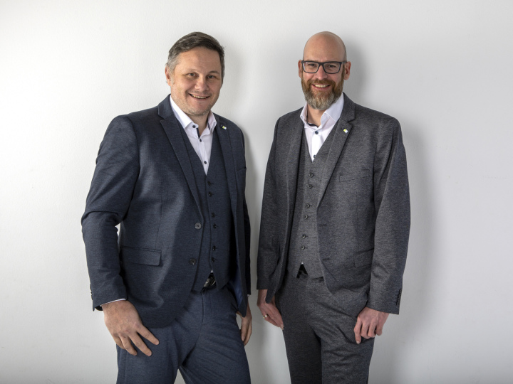 Christian Wallner und Philipp Hirzenberger (v.li.) haben sich auf Cyber-Security spezialisiert. Firmensitz ihres Unternehmens ist Haus im Ennstal. Foto: Oczlon