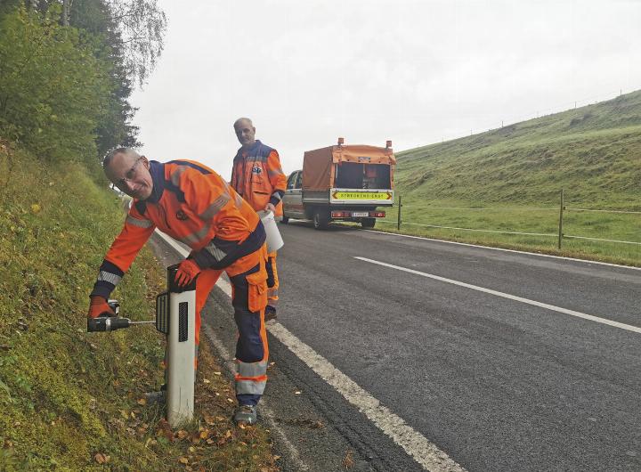 Die dritte Tranche von Wildwarngeräten wurde von der Straßenmeisterei Gröbming montiert. Foto: o.K.