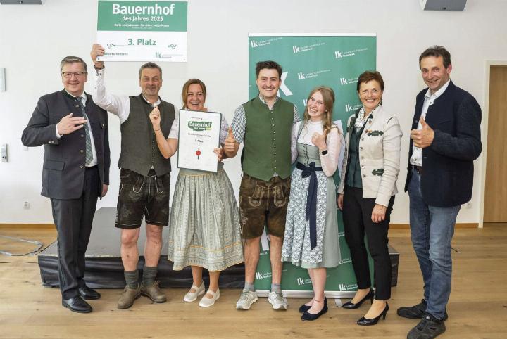 Landwirtschaftskammer-Präsident Andreas Steinegger (links), Johannes, Karin und Sohn Julian Cornides sowie Freundin Leonie, Vizepräsidentin Maria Pein und Bezirkskammerobmann Peter Kettner.
Foto: LK Steiermark/Richard Großschädl