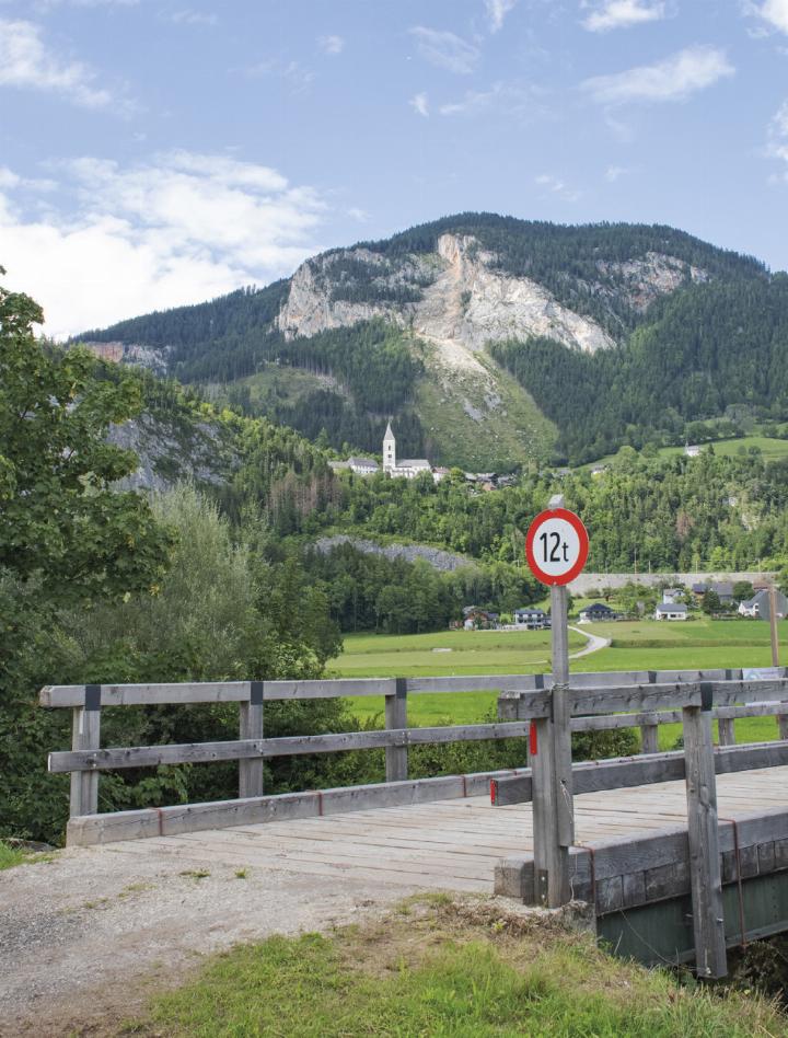 Die 12-Tonnen-Brücke ist das Nadelöhr bei der Zufahrt zur Aushubdeponie in Untergrimming. Der Betreiber würde sie verstärken, damit der Schwerverkehr nicht durch das Ortsgebiet rollen muss. Foto: Ennstaler