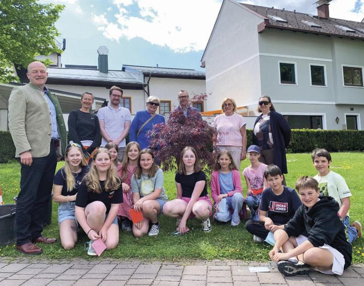 Der Schladminger Kindergemeinderat hat eines seiner Herzensprojekte umgesetzt: Im Rathauspark wurde gemeinsam mit Bürgermeister Hermann Trinker, seinen beiden Vizebürgermeistern und mehreren Gemeinderäten feierlich ein Baum gepflanzt. Die junge Vertretung der Stadt setzt damit ein deutliches Zeichen für ihre Verbundenheit mit der Umwelt sowie für zentrale Anliegen wie Klima und Nachhaltigkeit. Wünsche als „Blüten“ zieren bereits den Baum, daraus sollen konkrete Projekte entstehen, die weiterwachsen und „Früchte tragen“.