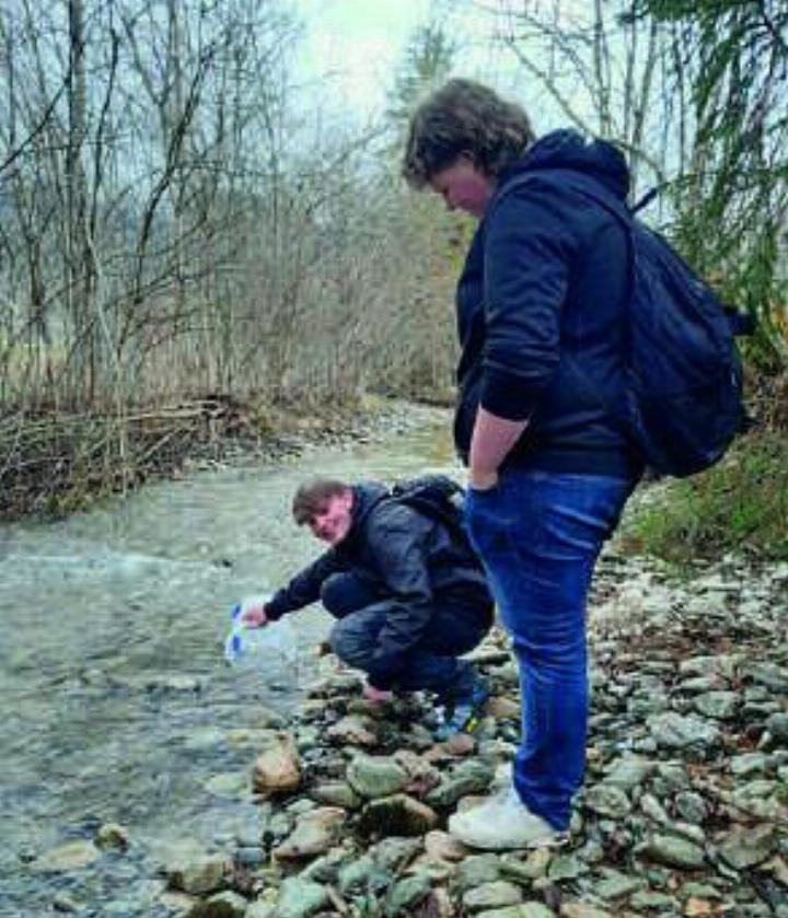 Mit Eimern und Einsatzfreude: Schüler des Stiftsgymnasiums Admont beim behutsamen Aussetzen junger Bachforellen in den Johnsbach. 
Foto: Stiftsgymnasium Admont