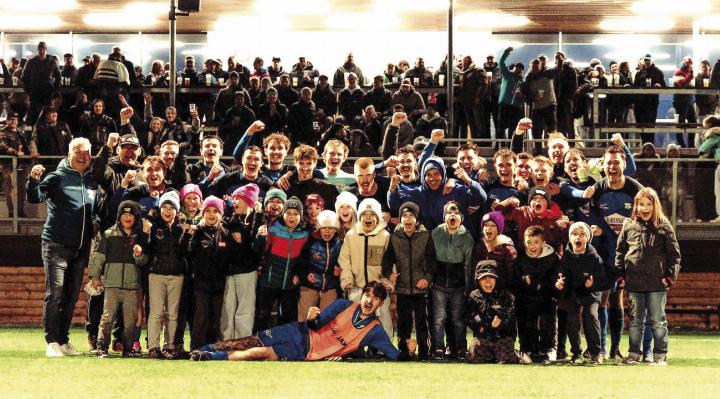 Die Mannschaft des FC Schladming jubelte mit den treuen Fans nach dem tollen 3:1-Erfolg gegen Kalsdorf. teils tonangebend, doch die bom-Gegner in der Tabelle überholen bensicher stehende Heimabwehr und damit einen Sprung in die ließ nichts Entscheidendes zu. Top-Drei machen. Vizepräsident Damit sind die Ennstaler bereits Fotos: FCS