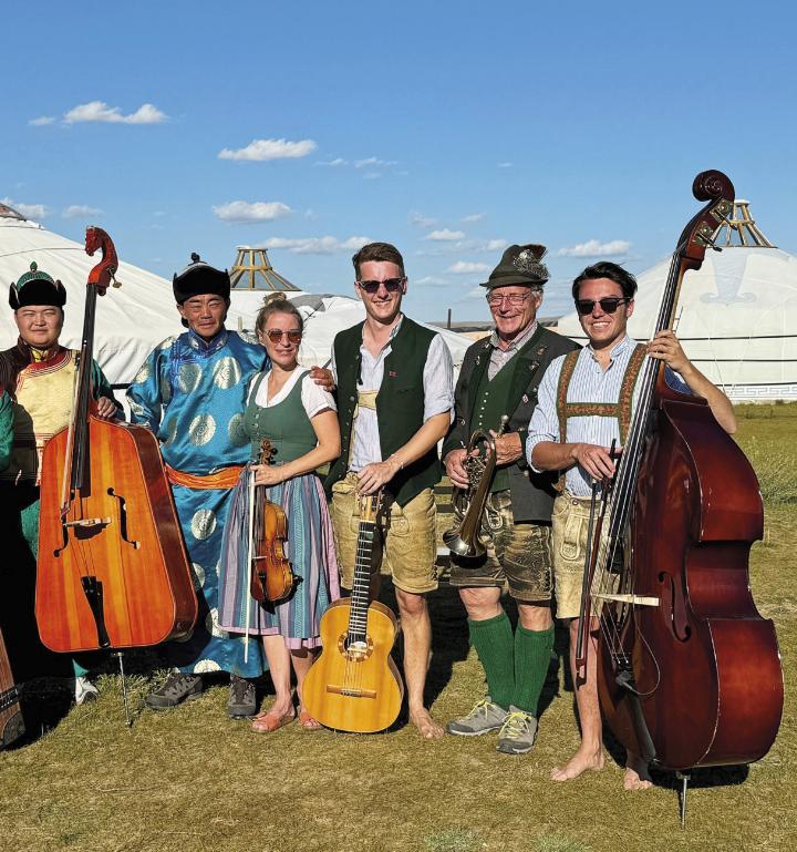 Musik als Brücke: Die Hinterberger Soatnmusi mit mongolischen Musikern. 
Foto: Markus Raich