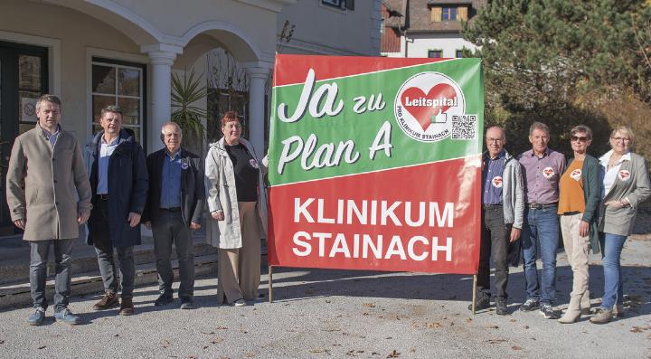 Der Verein Pro Klinikum Stainach und die Bürgermeister Franz Lemmerer (Wörschach, links) und Roland Raninger (Stainach, 2.v.l.) fürchten um die Gesundheitsversorgung des Bezirkes Liezen. Foto: Ennstaler