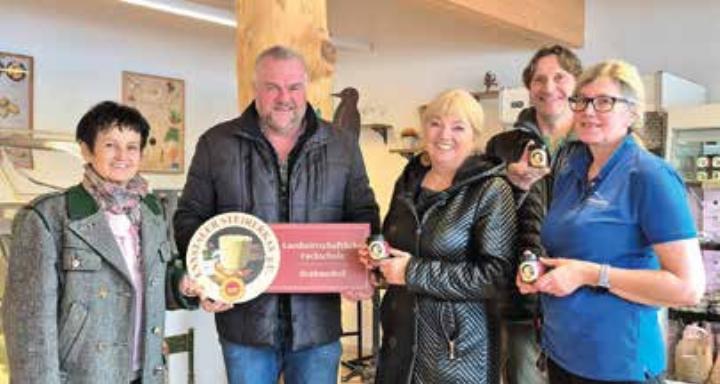 Bei der Überreichung der Hoftafel: Marianne Gruber, Obfrau Verein Ennstaler Steirerkas, Schuldirektor Christian Forstner, Obfrau-Stv. Johanna Ruetz, Fachlehrer Helmut Zettelbauer, Fachlehrerin Andrea Fölser (von links).