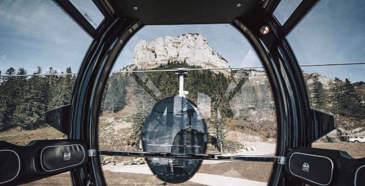 Zwölf Minuten dauert die Fahrt von der Tal- auf die Bergstation des Losers. Die Zehner-Gondeln bieten einen 360-Grad-Rundumblick. 
Foto: Nister