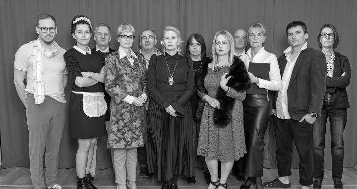 Die Henks, eine mörderische Familie, die sich in ihrem düsteren Anwesen trifft, um das Erbe aufzuteilen. Foto: Theatergruppe