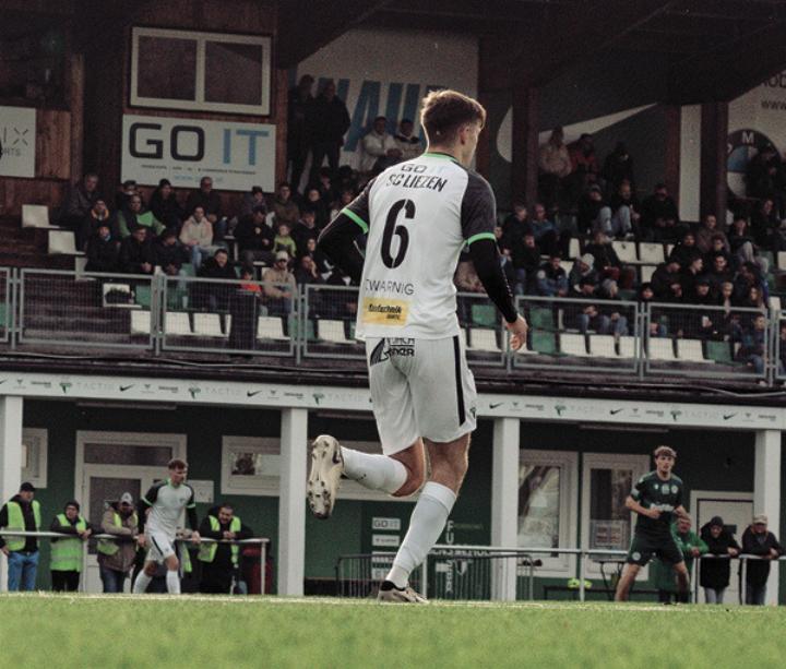 Julian Stocker erzielte bei der 2:3-Steirercup-Niederlage gegen DSV Leoben beide Tore der Grün-Weißen. Rund 400 Zuseher sorgten für eine gute Stimmung.

Foto: Reitegger