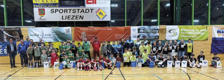 Die U13-Mannschaften, Sieger SG Gesäuse (Zweite von rechts, gelbe Dressen), mit Vizebürgermeister Albert Krug und WSV-Obmann Walter Komar (links). Foto: WSV Liezen