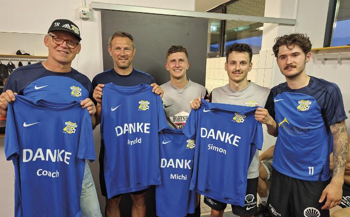 Nach dem letzten Spiel wurden Trainer Peter Halada und Co-Trainer Arnold Schrempf sowie die Spieler Michael Kraft, Simon Petscharnig und Daniel Krammel (von links) vom Verein verabschiedet. Foto: FCS