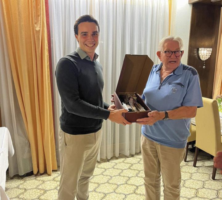 Gemeinderat Patrick Pretschuh dankt dem 90-jährigen Chris Manders für seine Urlaubstreue.

Foto: o.K.