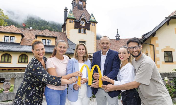 LAbg. Bgm. Armin Forstner und Karin Probst, Director of Human Resources bei McDonald‘s Österreich (beide mittig), freuten sich über das Engagement der McDonald‘s-Lehrlinge vor Ort. Foto: McDonald‘s Österreich