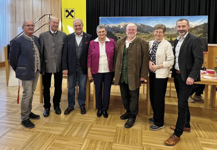 Am Foto (von links): Peter Lehnhart, stv. Bezirksvorsitzender Ehrenfried Lemmerer, Landespräsident Klaus Stanzer, Vorsitzende Theresia Maxonus, Josef Mitterer, Monika Supnig und Bgm. Christian Haider. 
Foto: PVÖ Admont