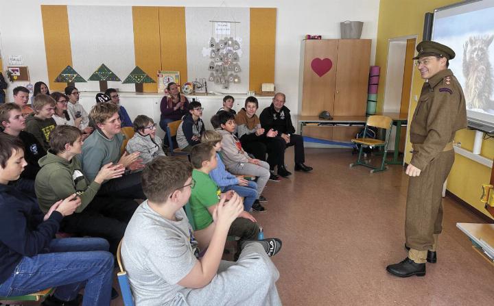 Mit Spannung verfolgten die Kinder der ASO Gröbming den Ausführungen von Matthias Lemmerer. Mit Spannung verfolgten die Kinder der ASO Gröbming den Ausführungen von Matthias Lemmerer.