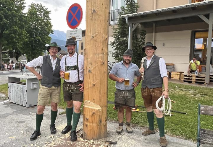 Die Jungsteirer des Heimatvereins fällten den Schladminger Maibaum. Foto: Ingeborg Höflehner