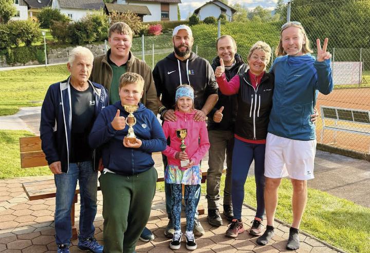 Bürgermeister Thomas Klinger (2.v.l.) führte gemeinsam mit der Turnierleitung die Siegerehrung durch.

Foto: FC Kulm