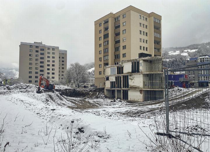 Wo lange Zeit ein Krater das Stadtbild von Liezen prägte, haben die Bauarbeiten begonnen. Foto: Ennstaler
