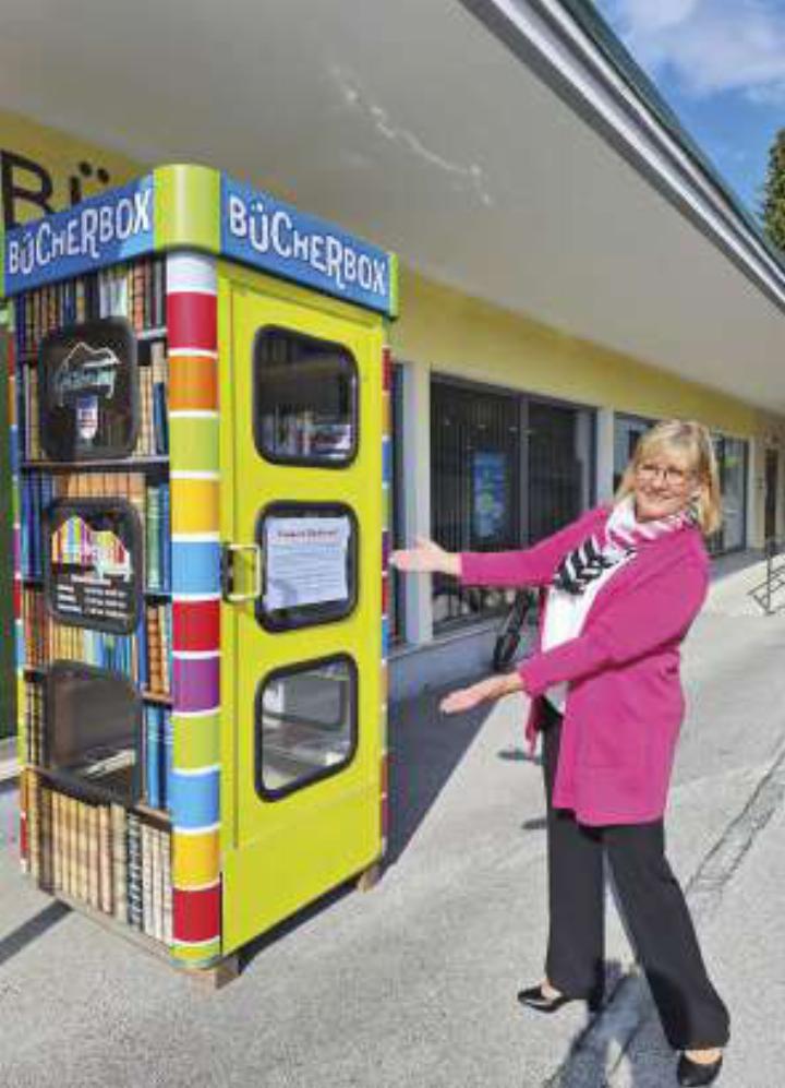 Eine Telefonzelle wurde zur Bücherbox umfunktioniert. Dort kann man kostenlos Bücher mit nach Hause nehmen.