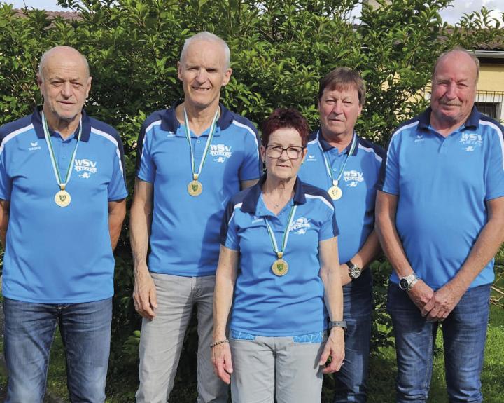 Aufsteiger WSV Liezen 1 feierte mit dem 4:2-Sieg gegen KG Rothleiten den ersten Erfolg in der 1. Breitensport-Landesliga. Von links: Adolf Bacher, Gerhard Berger, Sonja Bacher-Walcher, Otto Leodolter, Josef Winkler. Nicht am Foto: Egon Laimer. Foto: WSV Liezen