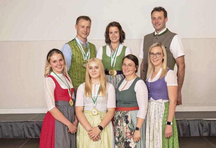 Die Ausgezeichneten aus dem Be-
zirk Liezen: Schülerinnen und 
Lehrerin der Fachschule Gröbming 
(vo.) und Alexander und Brigitte 
Dornbusch (hi.) mit Kammerob-
mann Peter Kettner. 
Foto: Suppan