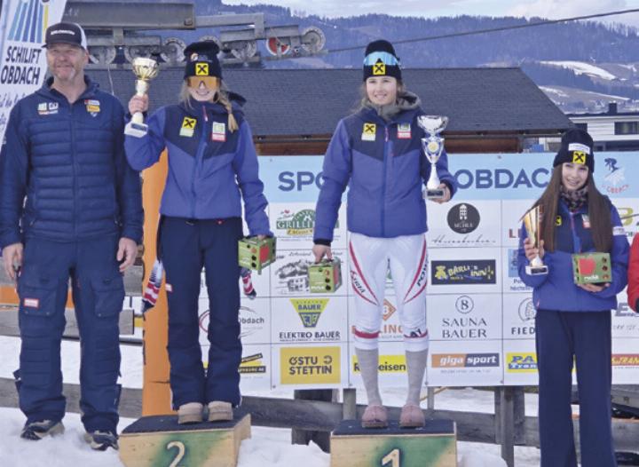 Marie Hüttenbrenner (Mitte), Helena Göschl (links) und Tabea Schwaiger feierten im ersten Super-G auf der Kalchberg-Leitn in Obdach einen Dreifachsieg.

Foto: o.K.
