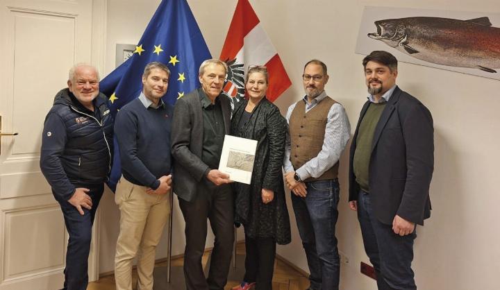 Sektionschefin Monika Mörth aus dem Landwirtschaftsministerium mit dem Autor des Buches, Heinz Wiesbauer, und den Wasserbauchefs der Steiermark, Salzburg, Oberösterreich und Niederösterreich. Foto: Szabo