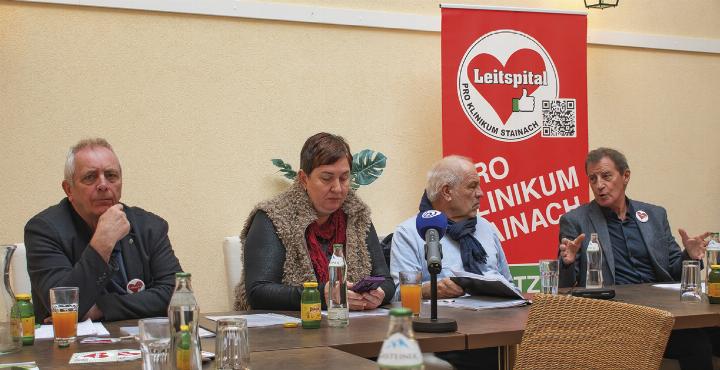 Verein Pro Klinikum Stainach appelliert, die Pläne für das Leitspital wieder aufzunehmen. Von links: Heinz Schachner, Obfrau Regina Winkler-Renner, Michael Bauer, Wilhelm Pintar. Foto: Ennstaler
