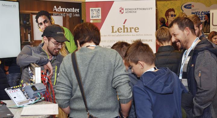 Einfach vorbeikommen, ohne Termin, ins Gespräch kommen: Auf der Berufs- und Karrieremesse BuK.li werden rund 150 ausstellende Firmen, Schulen und Institutionen erwartet. Foto: o.K.
