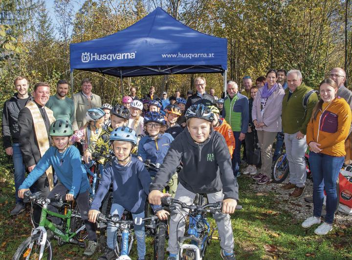 Die Aigener Volksschüler testeten den neuen Bikeparcours. Foto: Franz Gruber-Veit