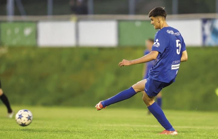 Irdning Kicker Matteo Tokic wurde bei der 1:2 Auswärtsniederlage von ATV Irdning gegen die KSV Amateure in der 90. Minute mittels der gelb/ roten Ampelkarte ausgeschlossen.