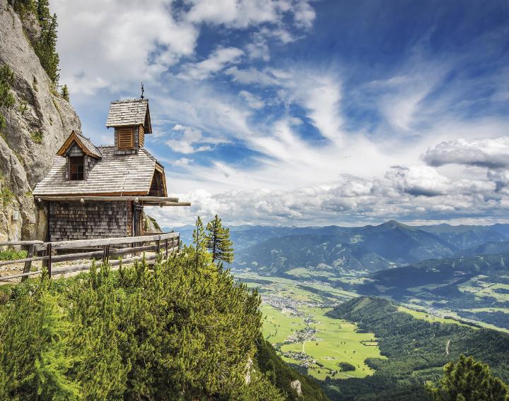 2022 wurde das Friedenskircherl zum schönsten Platz Österreichs ernannt. Emil Ritter von Horstig erbaute es hundert Jahre zuvor mitten in den Südwänden des Stoderzinkens. Foto: Christoph Huber
