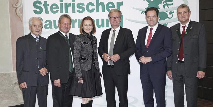 Vizekanzler a.D. Josef Riegler, Bauernbundobmann Franz Titschenbacher, LR Simone Schmiedtbauer, LH Christopher Drexler, BM Norbert Totschnig und Bauernbund-Direktor Franz Tonner. © Arthur