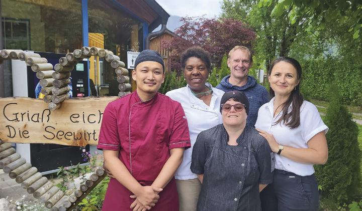 Beim Seewirt in Weißenbach bei Liezen wird Diversität gelebt – ein vielfältiges Team kümmert sich um das Wohl der Gäste. Von links: Gurung Nabin aus Nepal, Seewirtin Maria Kienreich, Irina Tasch aus Weißenbach, GF Werner Raggl, Gordana Cosic (AMS Liezen). Foto: AMS Liezen