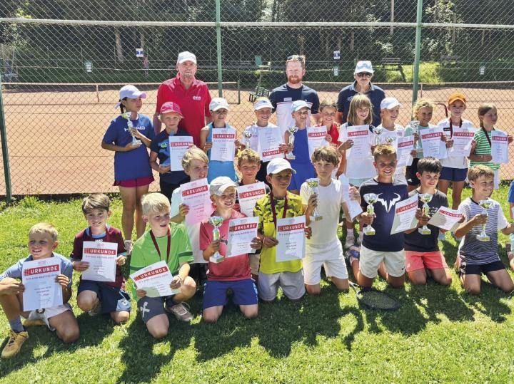 Die Kids zeigten in Schladming ihr Können. Am Bild mit Turnierleiter Manfred Schütter, Austrian-Kids-Coach Martin Kondert und Oberschiedsrichter Hermann Bors. Foto: o.K.