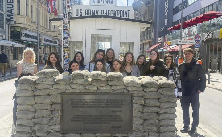 Die Schülerinnen und Schüler am Checkpoint Charly in Berlin, der bekannteste ehemalige Grenzübergang. Foto: o.K.