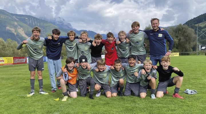 Die U14 des FC Schladming mit Trainer Emmerich Seebacher feierte im Spitzenspiel der U14 gegen Ausseerland einen klaren 6:1-Auswärtssieg und kann sich damit in der letzten Runde zum Herbstmeister krönen.