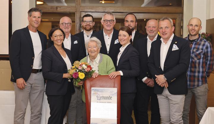 Olga Walcher mit den Vorstandsmitgliedern des WSV Schladming.
Foto: Hans Simonlehner