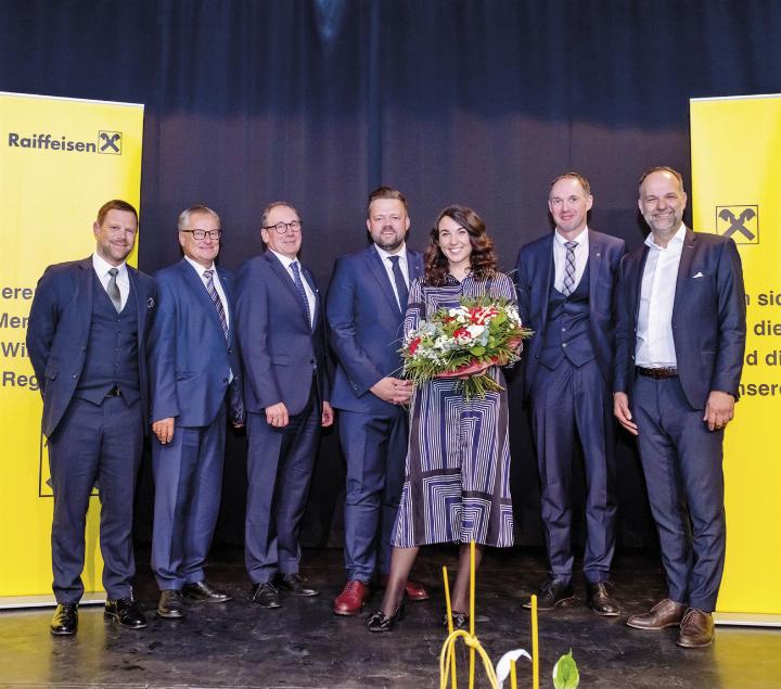 Blickten auf ein erfolgreiches Jahr der Raiffeisenbank Liezen zurück (v.l.): VDir. Manuel Laiminger, VDir. Manfred Kirchsteiger, Generaldirektor Martin Schaller, Aufsichtsratsvorsitzender Franz Pichler, Moderatorin Sandra Suppan, Karl-Hans Mayr, Verbandsdirektor Peter Weissl.

Foto: Raiffeisenbank Region Liezen