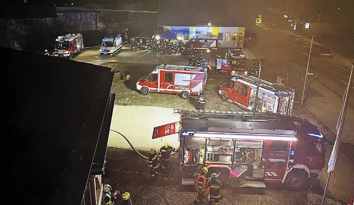 Brand im Generatorraum eines Wasserkraftwerks: Feuerwehr, Polizei und Rettungskräfte trainierten die Zusammenarbeit im Ernstfall. 
Foto: FF Aigen