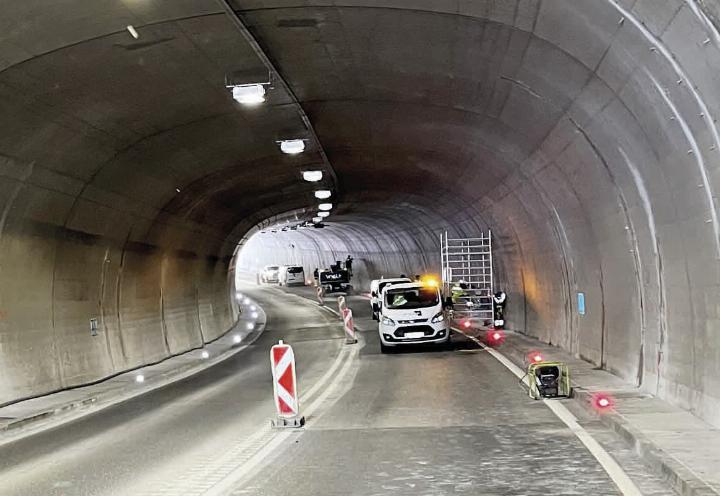 Die Bauarbeiten in der Wanne Niederhofen erfolgen großteils unter laufendem Verkehr mit Ampelregelung.

Foto: Land Steiermark