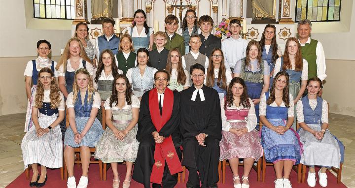 Vorne (v.l.): Alice Höflehner, Emma Pichler, Ella Lasser, Pfarrer Bernhard Hackl, Pfarrer Friedrich Rößler, Fanny Lasser, Else Helpferer, Johanna Pitzer. Zweite Reihe: Sigrid Steiner, Patricia Steiner, Maria Fank, Willy Walcher, Lucie Lemmerhofer, Jakob Zefferer, Lena Rettenbacher, Elias Binder, Eline Mitterwallner, Anna Hillebrand, Magdalena Gerhardter. Hinten: Selina Müller, Fabio Plakolm, Sofie Pitzer, Moritz Erlbacher, Luisa Anichhofer, Leo Walcher, Erik Schwaiger, Madlen Steiner, Christian Pilz. 
Foto: Walli