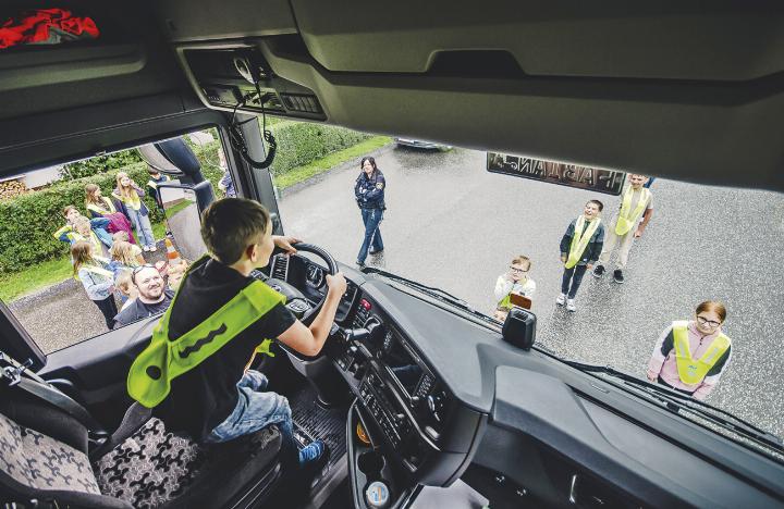 Eine Aktion für mehr Verkehrssicherheit: Kinder durften im Fahrerhaus Platz nehmen und konnten so erkennen, wie eingeschränkt die Sicht aufgrund des toten Winkels ist. Foto: Harald Waupotitsch