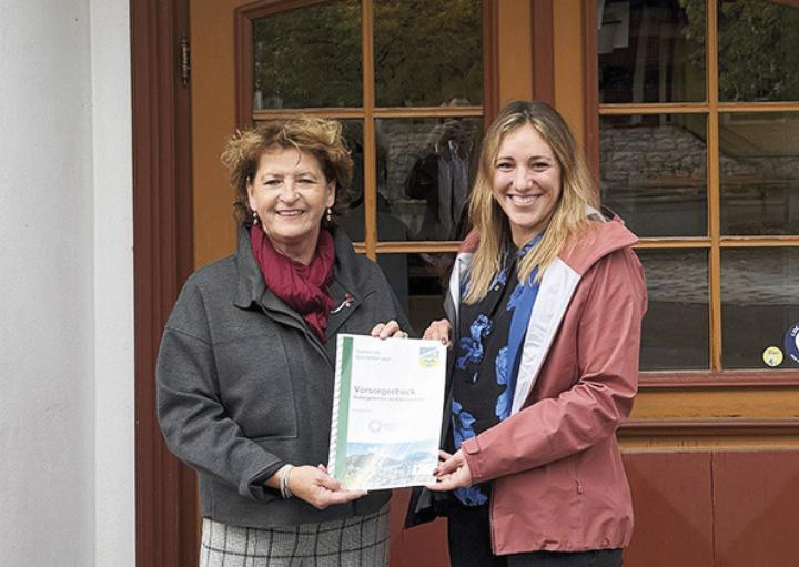 Umweltlandesrätin Ursula Lackner überreichte Bürgermeisterin Veronika Grill den Bericht für Bad Mitterndorf. Foto: Land Stmk.