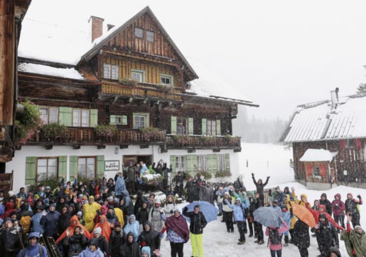 Wetterfest zeigten sich die Fans beim Bergretter-Wandertag vergangene Woche in Ramsau am Dachstein. Ein Großteil des Programmes wurde witterungsbedingt nach innen verlegt, auf die Wanderung zum „Hof  Emilie“ verzichtete man nicht. 
Foto: Martin Huber