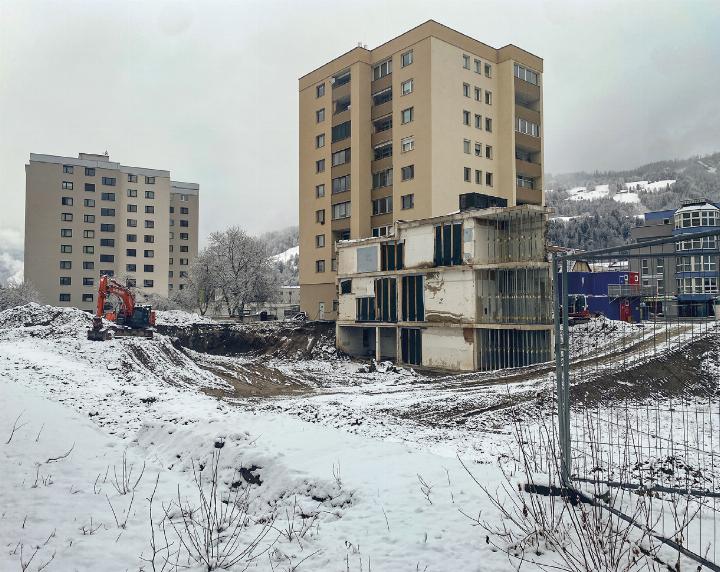 Wo lange Zeit ein „Krater“ das Stadtbild von Liezen prägte, haben nun die Arbeiten gestartet. Foto: Ennstaler Bildnachweis: Wohnbaugruppe Ennstal