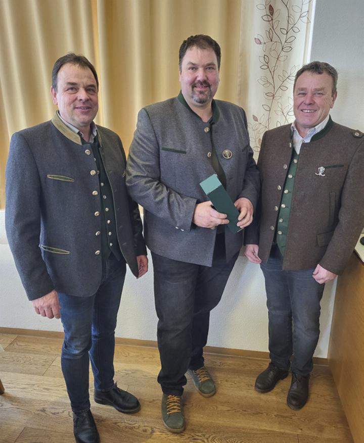 Ehrung durch die Steirische Landesjägerschaft: BJM-Stellvertreter Andreas Zeiler mit Hegemeister Wolfgang Hirtenlehner und Bezirksjägermeister Peter Wiesenbauer (von li.). Foto: J. Platzer