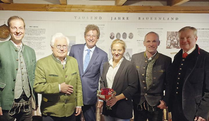 Bgm. Thomas Reingruber, Kurator Wilfried Seipel, Festredner Peter Scherrer, Olympiasiegerin Natalija Eder, Kulturreferent Ulrich Höring und Museumsobmann Alois Guggi. Foto: Gröbming Museum
